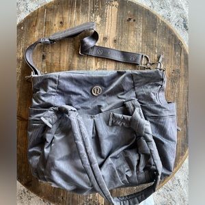 LULULEMON Triumph Tote Magnum
Nesting Bird (Gray)